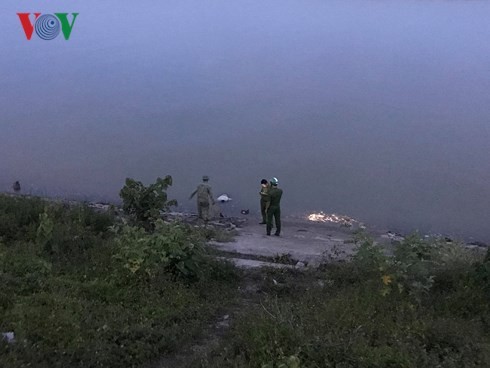 Hoảng hồn phát hiện thi thể người đàn ông nổi trên sông Lam.