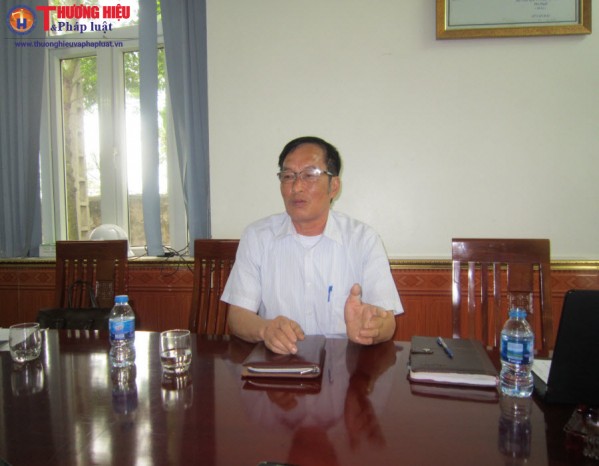 Ông Lê Ngọc Chấp – Trưởng phòng Hành chính Công ty CP Môi trường Thuận Thành làm việc với phóng viên