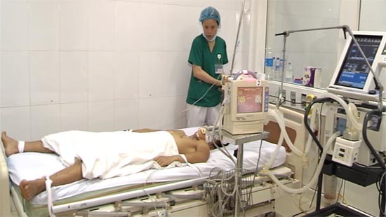 Anh Đức đang được chăm sóc tại Khoa Hồi sức tích cực chống độc, Bệnh viện Hữu nghị Đa khoa Nghệ An