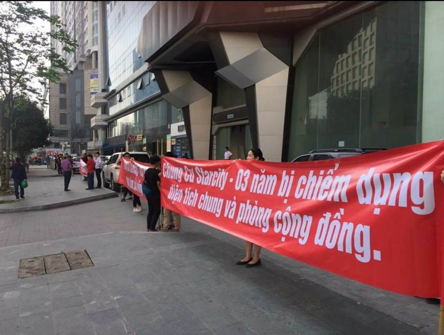 Cư dân chung cư StarCity xuống đường căng băng rôn 'biểu tình' phản đối CĐT sáng ngày 7/5/2018.