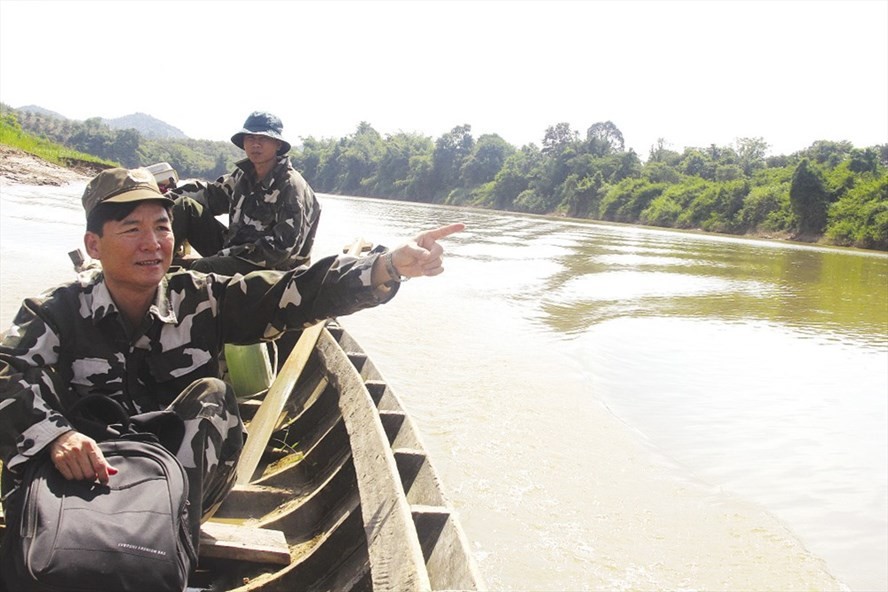 Ông Nguyễn Văn Diện - GĐ VQG Cát Tiên - chỉ cho chúng tôi một khu vực bị sạt lở trên sông Đồng Nai.