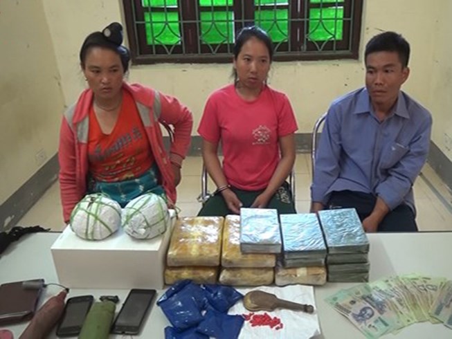 Bắt 3 người Lào mang súng đi giao ma túy