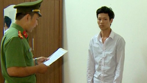 Cơ quan điều tra đọc lệnh bắt tạm giam Quang