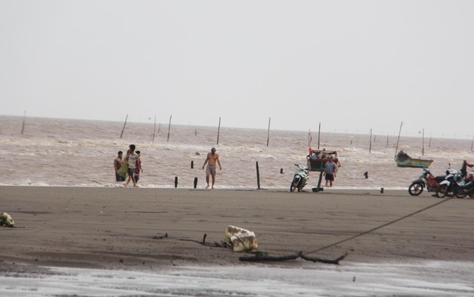 Bờ biển ấp Hồ Thùng (xã Đông Hải, huyện Duyên Hải, tỉnh Trà Vinh) - nơi người dân phát hiện cá chết trôi dạt vào