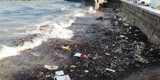 Lượng rác từ đại dương dạt về nhiều gây mất mỹ quan đô thị