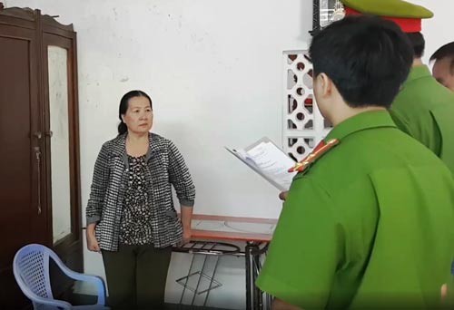 Công an đọc lệnh bắt bà Nguyễn Thị Thanh Nguyên. (Ảnh do công an cung cấp)