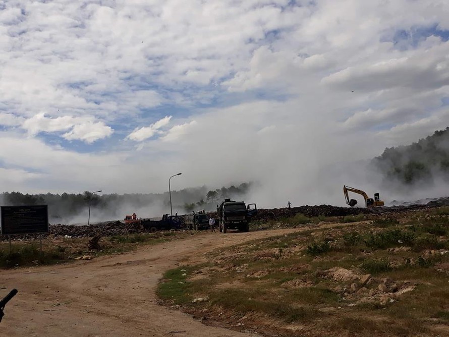 Hiện trường đám cháy tại bãi rác xã Ngọc Sơn, huyện Quỳnh Lưu (Nghệ An) khiến hơn 30 người nơi đây nhập viện. Ảnh: Cảnh Thắng