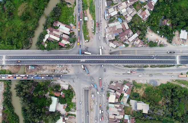 Cầu vượt nút giao thông Mỹ Thủy ở Sài Gòn sụt lún khi mới thông xe?