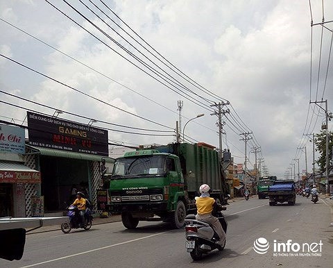 Xe rác trên đường tập kết rác về bãi rác Đa Phước. 