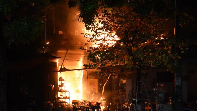 Quán bia trên phố HN cháy đùng đùng trước trận Uruguay - Pháp