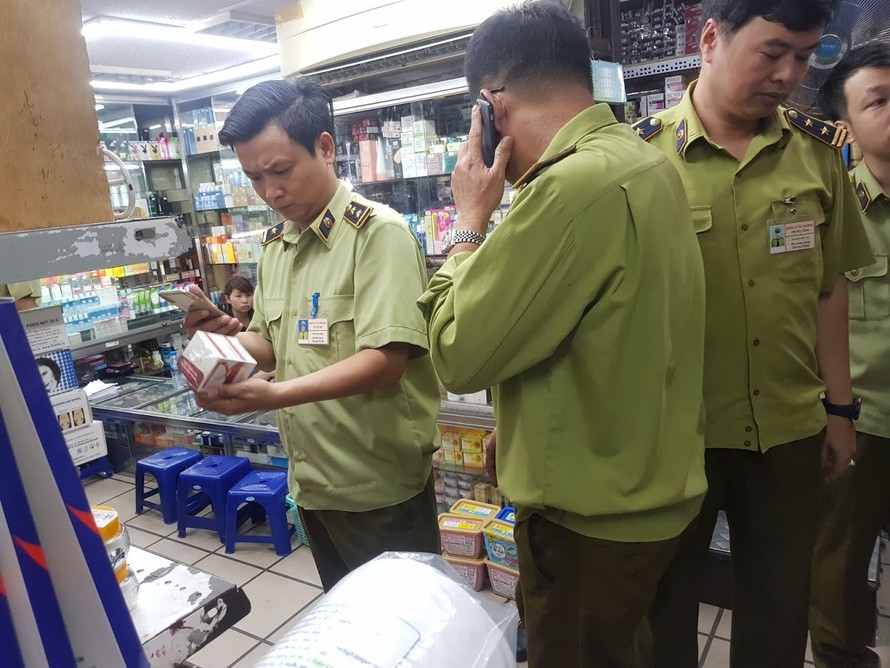  Lực lượng QLTT HN kiểm tra mặt hàng mỹ phẩm tại cơ sở kinh doanh tại Hàng Đường