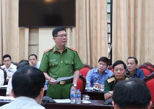 Thiếu tướng Đinh Văn Toản, Phó giám đốc Công an Hà Nội báo cáo tại hội nghị sáng 9/7. Ảnh: Bảo Lâm.
