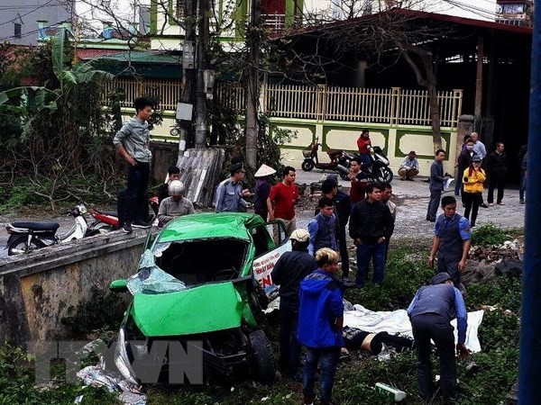 Phú Yên: Tàu hỏa đâm và kéo lê ôtô con khiến 2 người bị thương