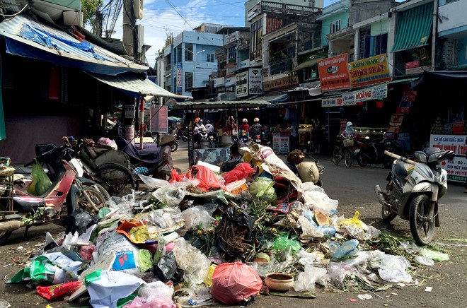 Rác thải tràn ngập trên đường phố xung quanh khu vực chợ trung tâm Quảng Ngãi. 