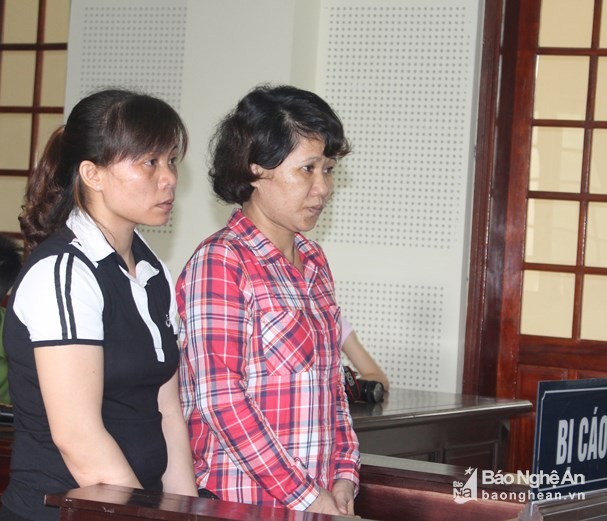 Các bị cáo Kha Thị Ít (phải) và Lương Thị Nhuần (trái) trước tòa.