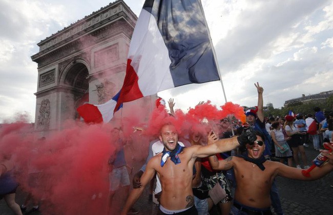[ẢNH] Người dân Pháp đổ ra đường ăn mừng chức vô địch World Cup 2018