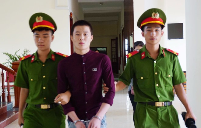 Bị cáo Nguyễn Văn Khánh bị đưa về trại giam. Ảnh: Hà Hoàng.