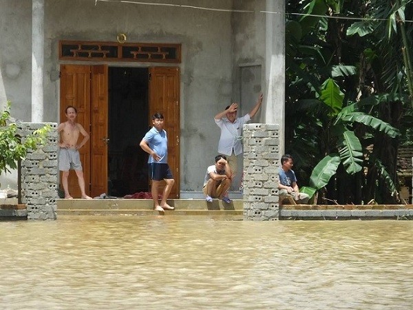 Nước sông Bưởi dâng cao khiến hàng trăm ngôi nhà cảu các hộ dân bị ngập.