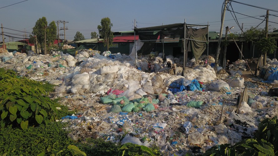Làng Minh Khai, thị trấn Như Quỳnh, huyện Văn Lâm (Hưng Yên) luôn trong tình trạng tràn ngập rác tái chế gây ô nhiễm môi trường nghiêm trọng. Ảnh: Hải Đăng