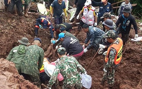 Lực lượng cứu hộ tìm kiếm các nạn nhân bị chôn vùi trong vụ sạt lở đất. (Ảnh: anninhthudo.vn)