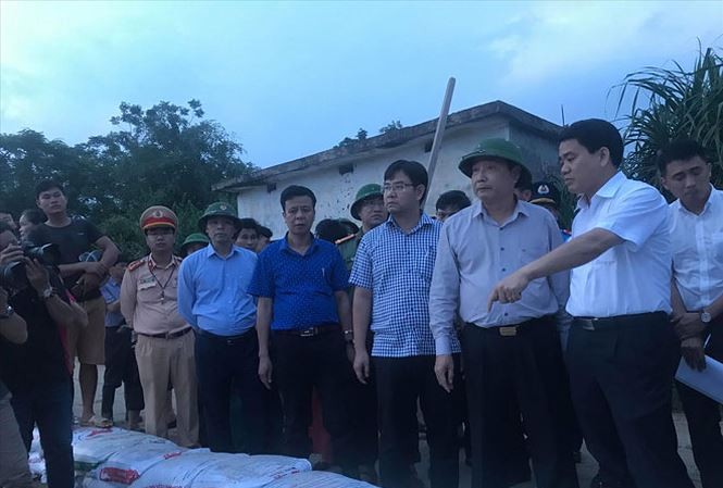 Chủ tịch UBND thành phố Hà Nội Nguyễn Ðức Chung có mặt tại Chương Mỹ kiểm tra công tác bảo vệ đê tả Bùi. Ảnh: Quang Phong.