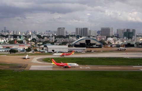 Các máy bay chờ cất cánh tại sân bay Tân Sơn Nhất.