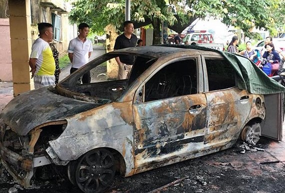 Chiếc xe Kia Morning của Đại úy Hoàng Phú Duy bị cháy trơ khung