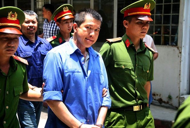 Cựu CSGT Nguyễn Cảnh Chân bị tòa đưa ra xét xử theo khung phạt nặng hơn so với truy tố của Viện kiểm sát. 