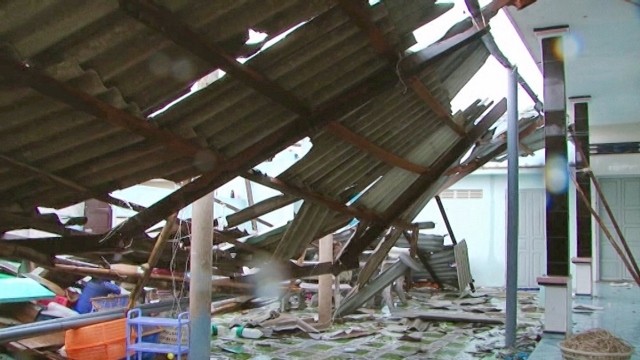 Một căn nhà bị lốc xoáy làm sập cả mái hiên nhà. (Ảnh: Báo Nhân dân).