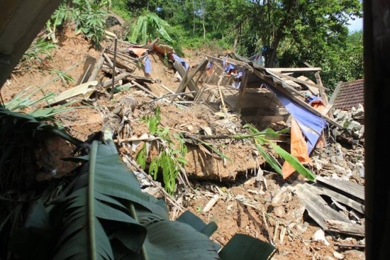Sạt lở đất khiến nhiều nhà dân ở thị trấn Mường Xén, huyện Kỳ Sơn bị hư hỏng nặng. Ảnh: Viết Lam
