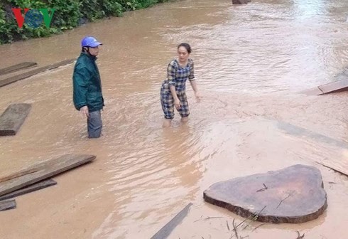 Lũ đổ về khiến nhiều nhà dân tại địa bàn xã Mỹ Lý, huyện Kỳ Sơn ngập sâu.