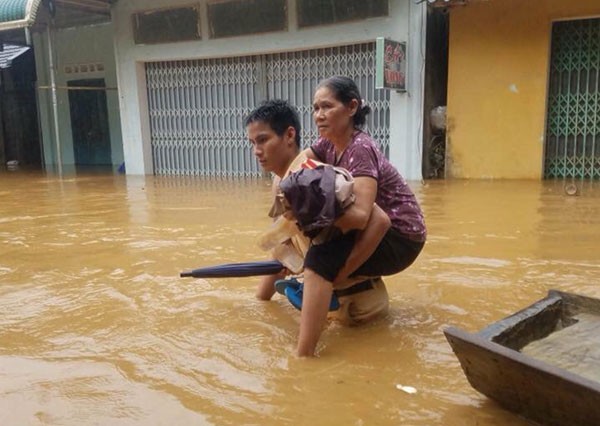 Công an Sơn La giúp dân ra khỏi vùng ngập lụt.