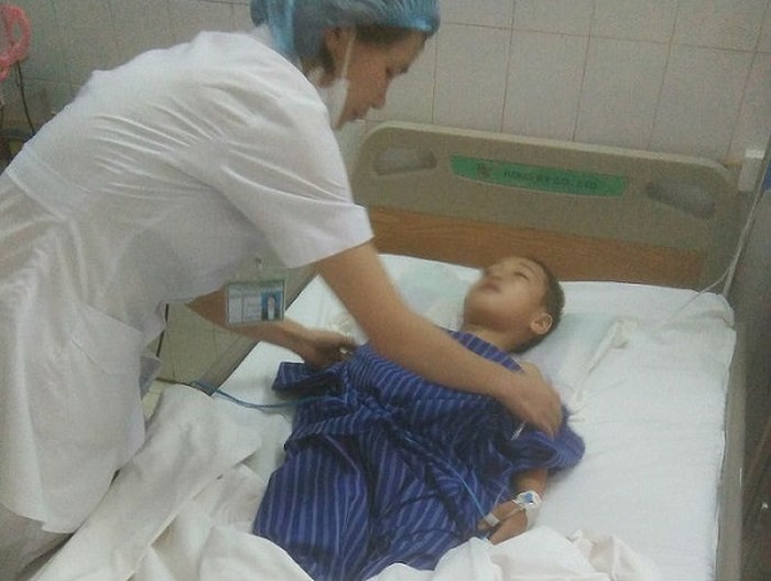 Bệnh nhi Phùng Văn T. đang được điều trị tại bệnh viện (Ảnh: BVĐK Lạng Sơn)