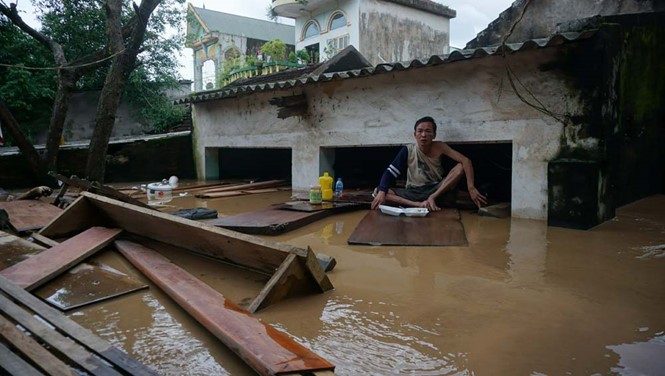 Mưa lũ kéo dài 5 ngày liên tiếp đã làm gần 12.000 ngôi nhà ở tỉnh Thanh Hóa bị ngập