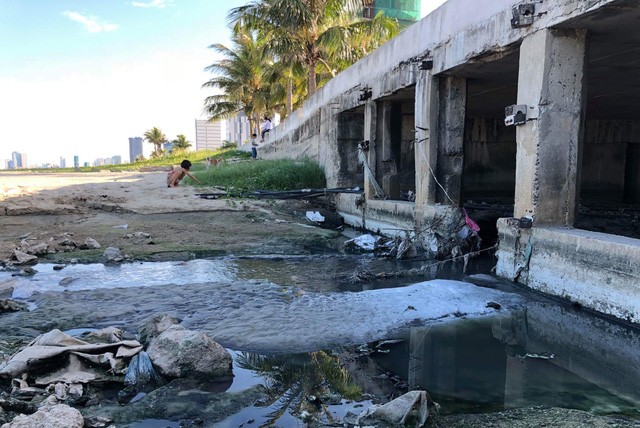 Nước thải chưa qua xử lý quá tải cống xả lại tràn ra biển ở khu vực phường Mân Thái, quận Sơn Trà, Đà Nẵng trong ngày 4/9.