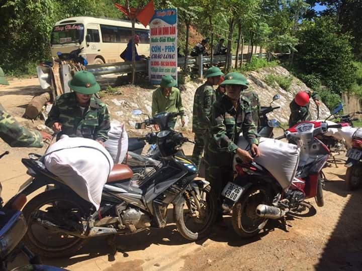Bộ đội chở gạo cứu trợ khẩn cấp của tỉnh Thanh Hóa băng rừng, vượt suối đến với người dân Mường Lát.