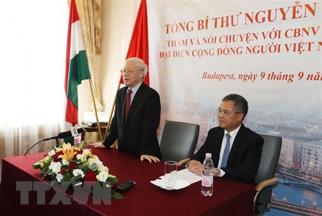 Tổng Bí thư Nguyễn Phú Trọng nói chuyện với cán bộ, nhân viên Đại sứ quán và đại diện cộng đồng người Việt tại Hungary. (Ảnh: Trí Dũng/TTXVN)