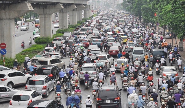 Ùn tắc giao thông trên đường Nguyễn Trãi, quận Thanh Xuân vào giờ cao điểm.