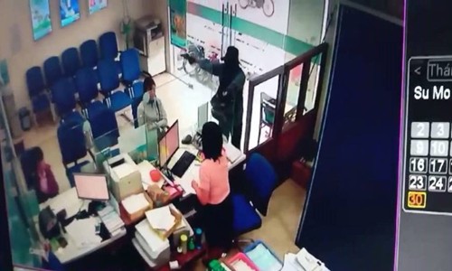 Phòng giao dịch ngân hàng Vietinbank bị cướp khoảng 1 tỷ đồng. Ảnh cắt từ camera an ninh