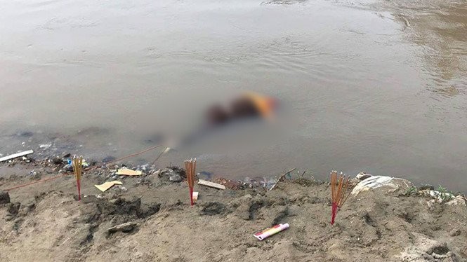 Thi thể thầy cúng trượt chân ngã xuống sông tử vong trong lúc làm lễ gọi hồn cho cháu bé đuối nước ở Lào Cai