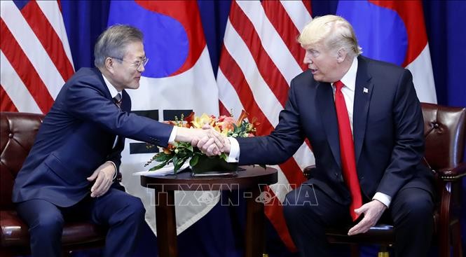 Tổng thống Mỹ Donald Trump (phải) và Tổng thống Hàn Quốc Moon Jae-in tại cuộc gặp bên lề phiên họp Đại hội đồng LHQ ở New York ngày 24/9/2018. Ảnh: Yonhap/TTXVN