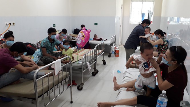 Bệnh nhi mắc bệnh sởi đang điều trị tại Khoa Nhiệt đới BV Nhi đồng Đồng Nai