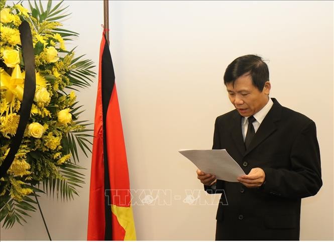 Đại sứ Đặng Đình Quý phát biểu tại buổi lễ, ôn lại những cống hiến to lớn của Chủ tịch Chủ tịch nước Trần Đại Quang