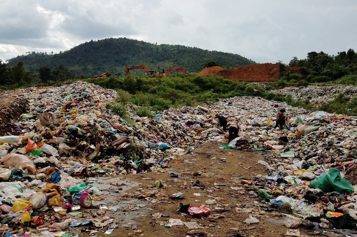 Bãi rác Ia Yok đã gần đầy, rác bay khắp nơi, bắt đầu phát sinh ô nhiễm môi trường
