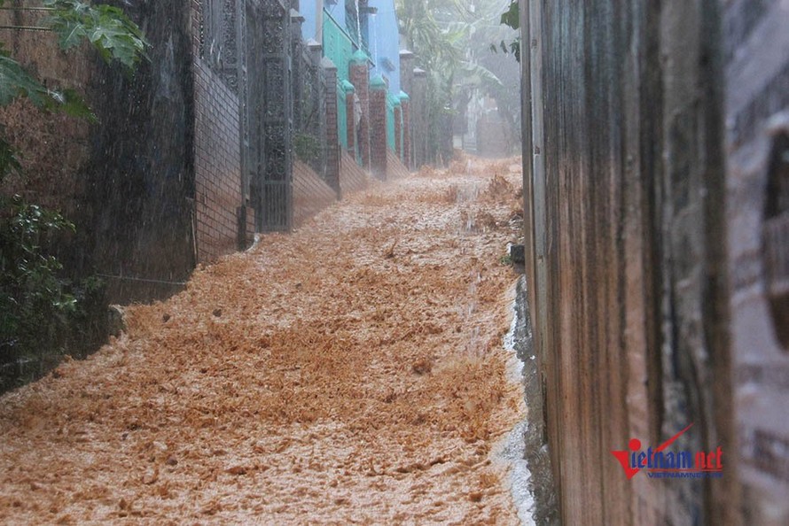 Nước bùn đất chảy như thác xuống khu dân cư giữa TP Hạ Long