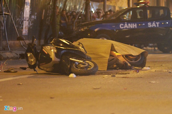 2 chiếc xe máy của các nạn nhân tại hiện trường.