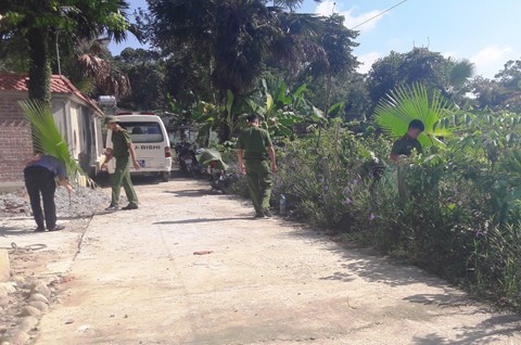 Lực lượng chức năng tỉnh Hà Tĩnh khám nghiệm hiện trường vụ nổ súng. Ảnh: Thanh Niên.