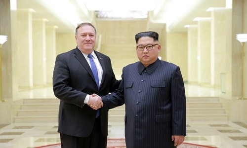 Ngoại trưởng Mỹ Mike Pompeo (trái) bắt tay lãnh đạo Triều Tiên Kim Jong-un trong chuyến thăm Bình Nhưỡng hồi tháng 5