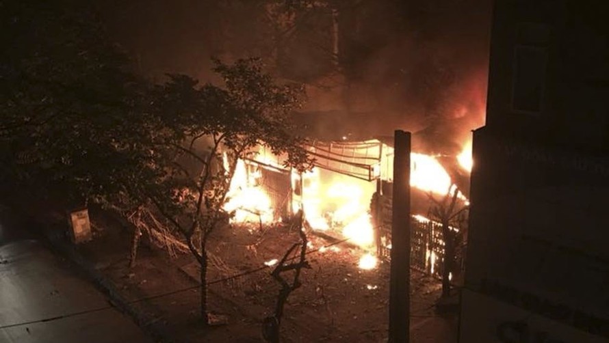 Cháy lớn trong đêm, 2 ngôi nhà trên phố Hà Nội bị thiêu rụi