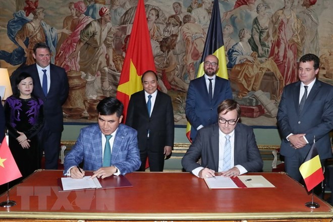 Thủ tướng Nguyễn Xuân Phúc và Thủ tướng Bỉ Charles Michel chứng kiến Lễ ký kết các văn kiện hợp tác giữa hai nước